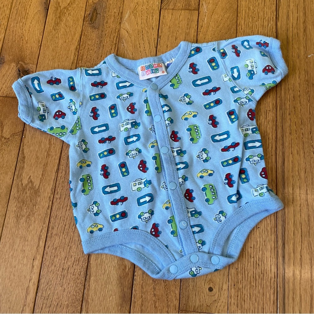 VTG SMALL STEPS BLUE CAR TRAFFIC GRAPHIC PRINT BABY ONESIE SIZE 0/3M 100% COTTON